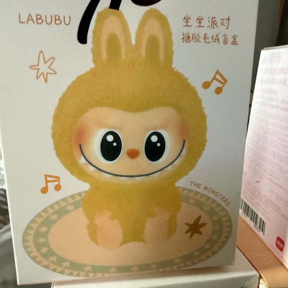 Cream and Yellow Bunny Action Figure Playset - Picture 1 of 2